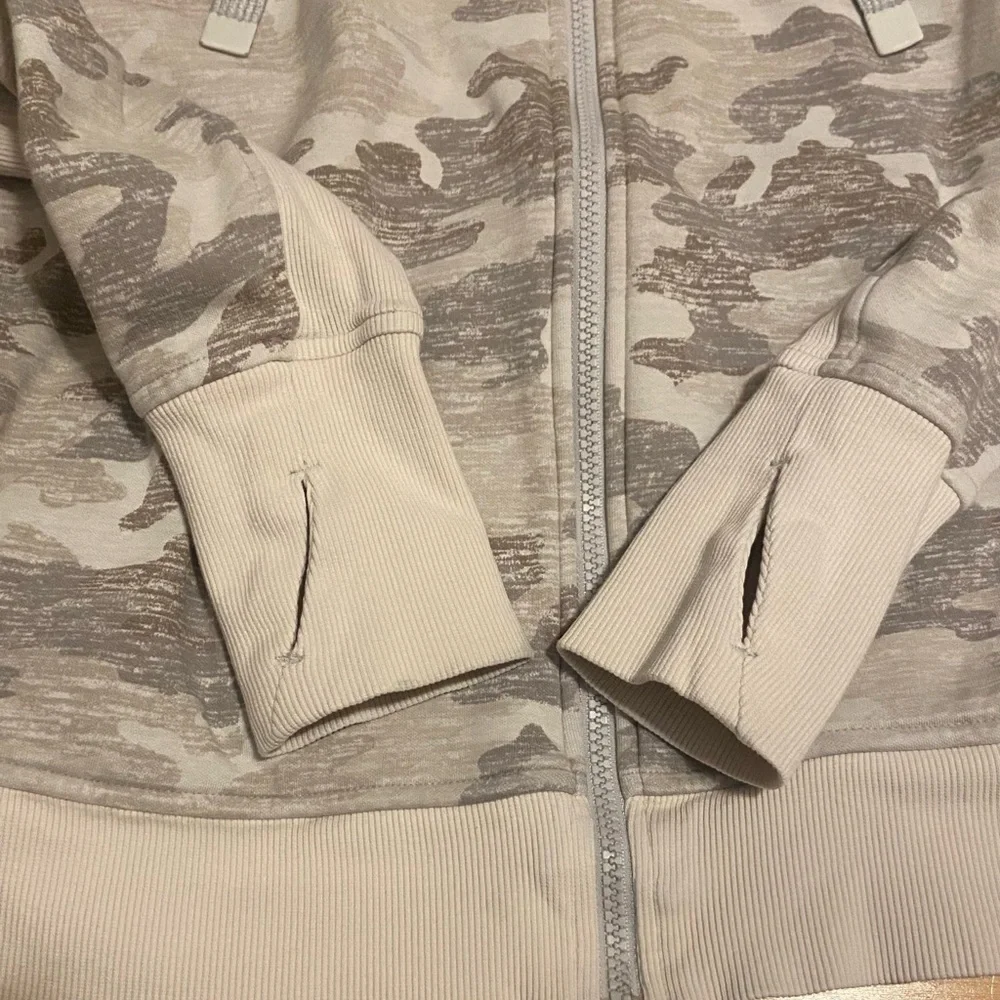Athleta Triumph Hoodie Soft Gray Beige Camo Size Small—See Description - Picture 3 of 7